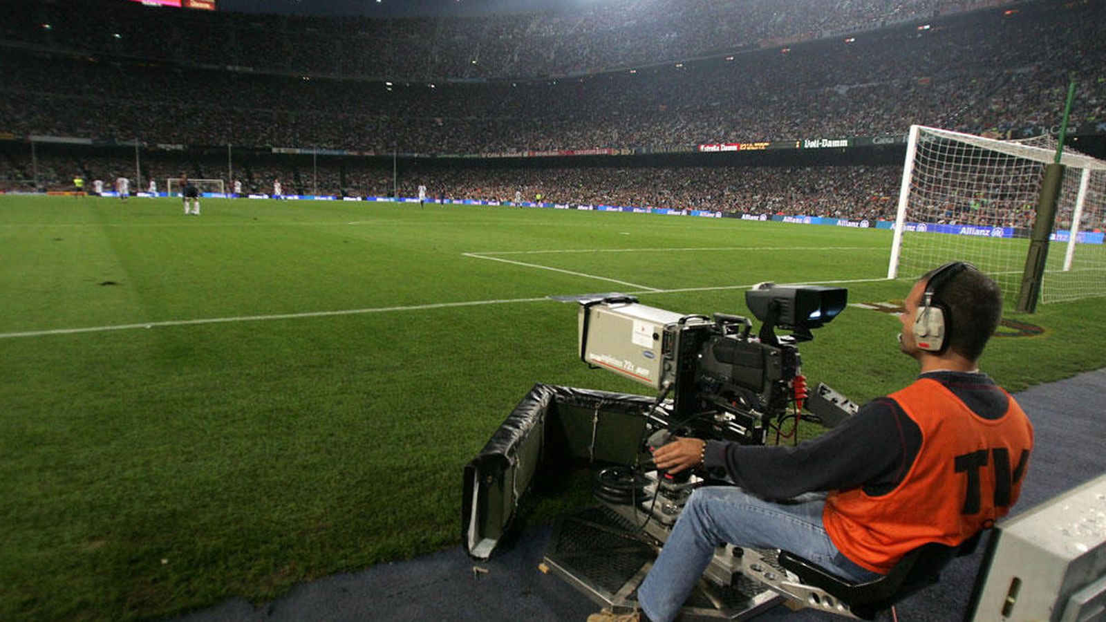Foto: Una cámara de televisión durante la retransmisión de un partido de la LFP. (EFE)