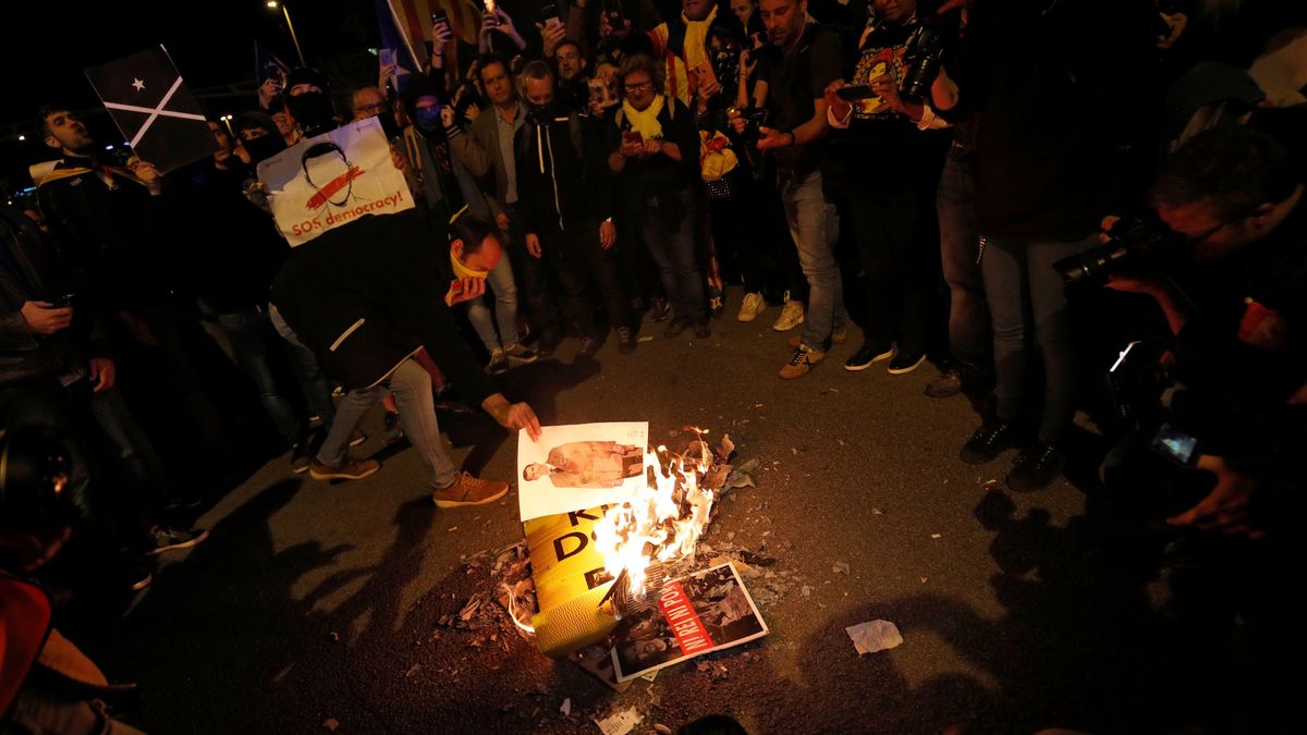 Manifestantes secesionistas queman fotos del Rey ante los Premios Princesa de Girona