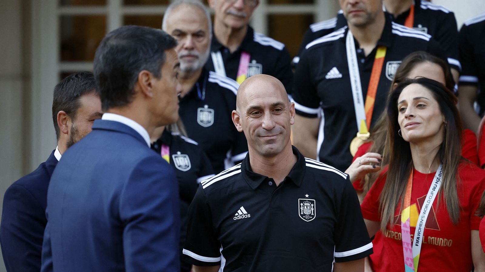 Pedro Sánchez, junto a Luis Rubiales. (Reuters/Juan Medina)