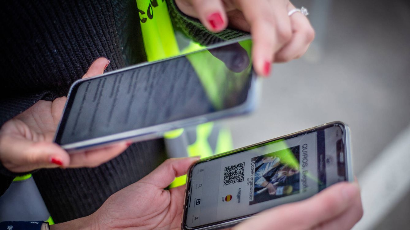 Foto: Una persona escanea un código QR con su móvil. (Fernando Ruso)