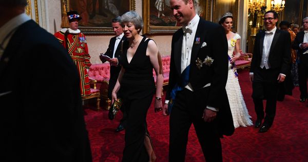 Foto: Theresa May, junto al príncipe Guillermo, a su llegada al salón. (Cordon Press) 