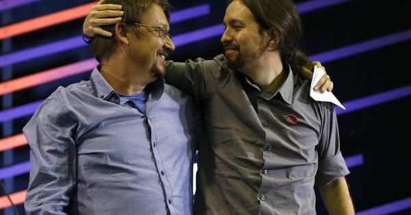 Foto: Xavi Domènech, arropado por Pablo Iglesias en un acto electoral de 2015. (EFE)
