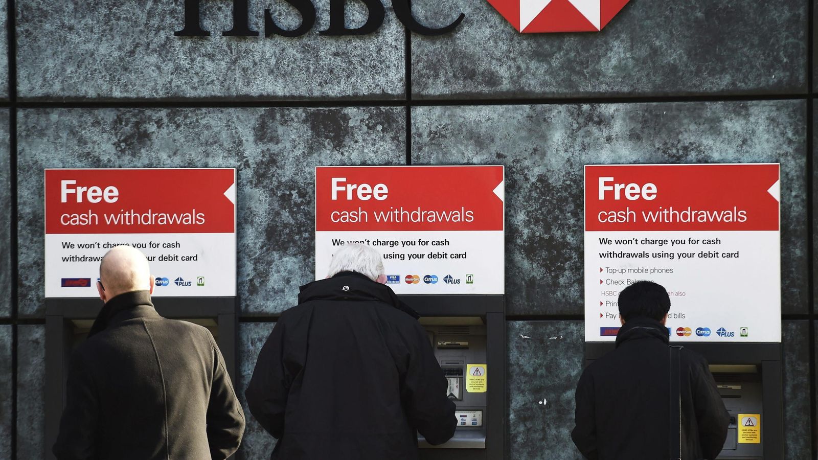 Foto: Clientes sacan dinero en los cajeros automáticos de una sucursal del banco suizo HSBC en Londres. (EFE)