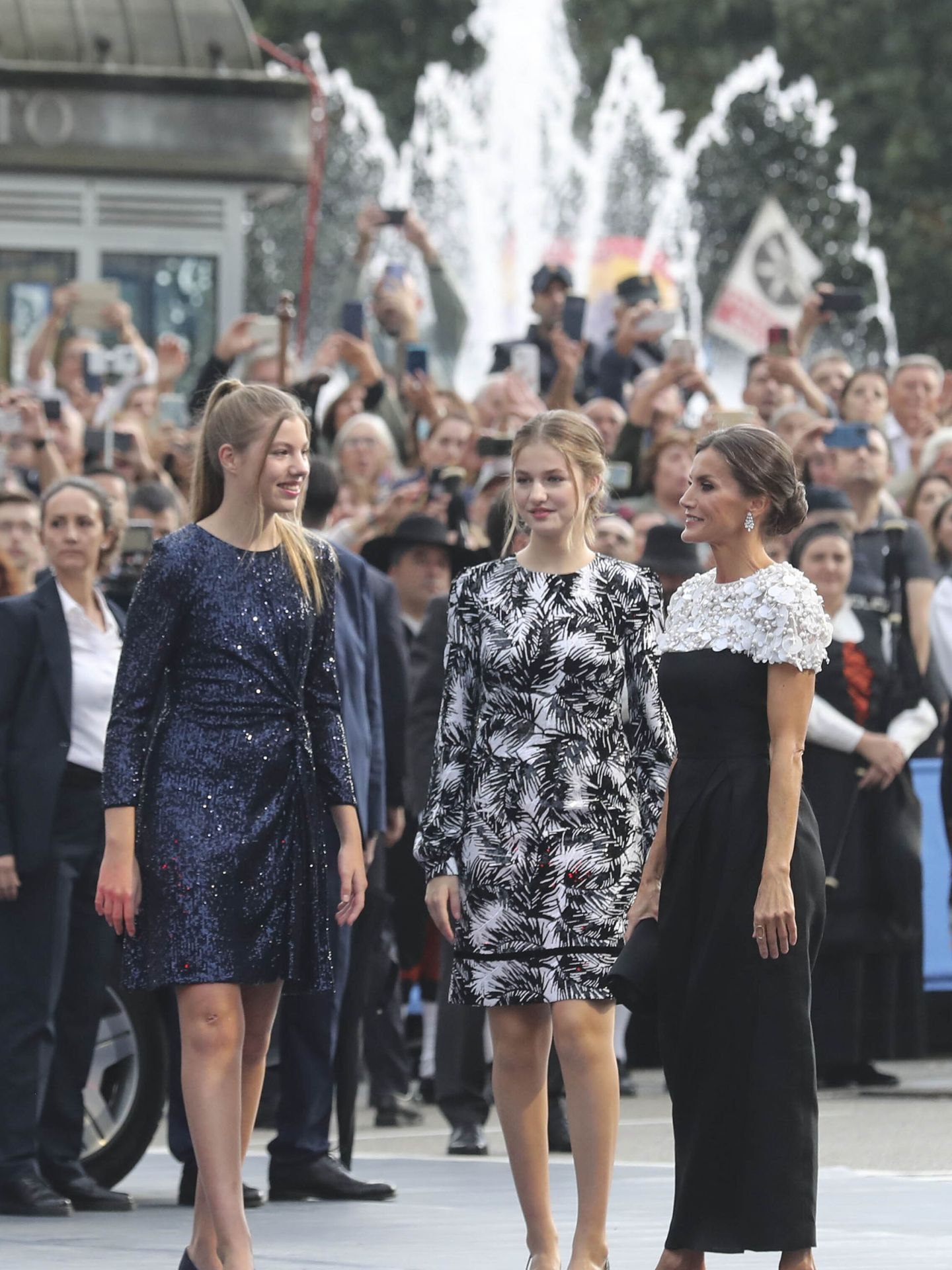 La reina Letizia, la princesa Leonor y la infanta Sofía, en los premios Princesa de Asturias. (EFE)