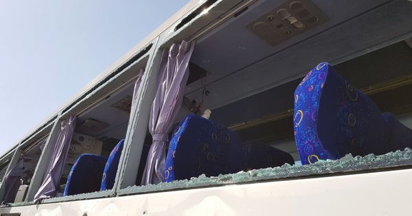 Foto: Restos del autobús tras la explosión. (Reuters)