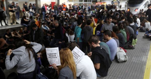 Foto: Varias decenas de manifestantes, la mayoría de ellos estudiantes, cortan seis vías del AVE de la estación de Sants de Barcelona. (EFE)