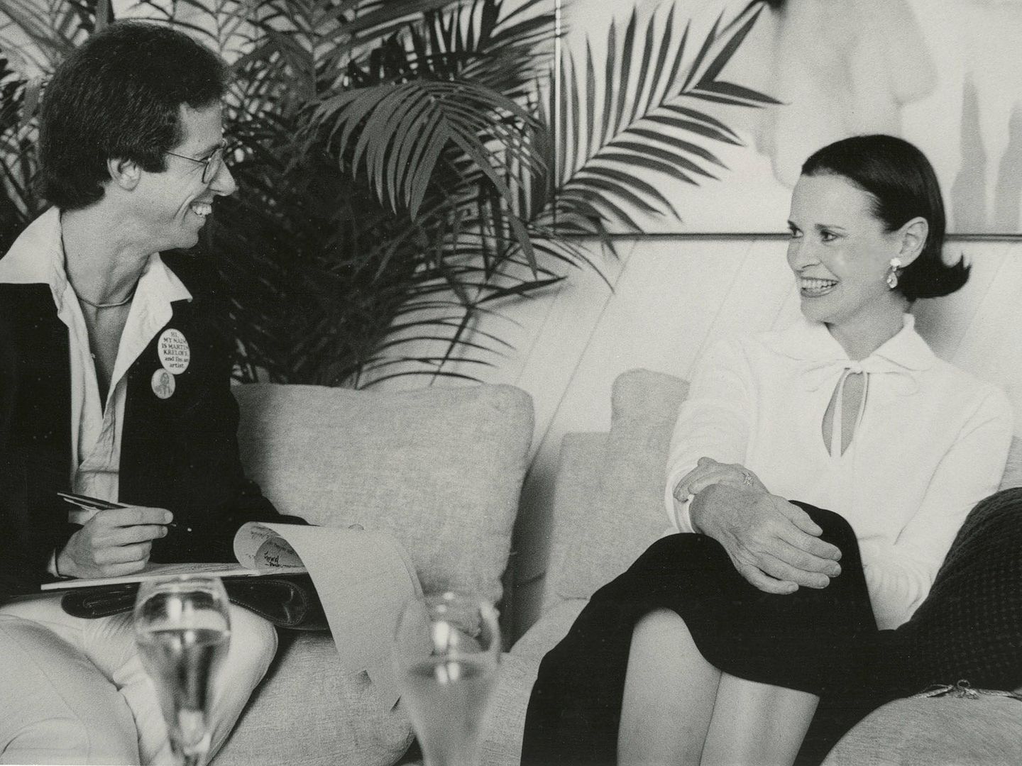 El artista Martin Kreloff hablando con Gloria Vanderbilt. (EFE)