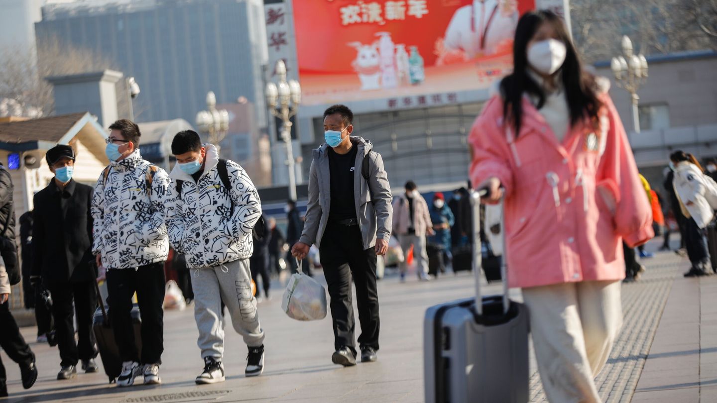 Un grupo de personas pasean por las calles de Pekín. (Reuters/Wu Hao) 