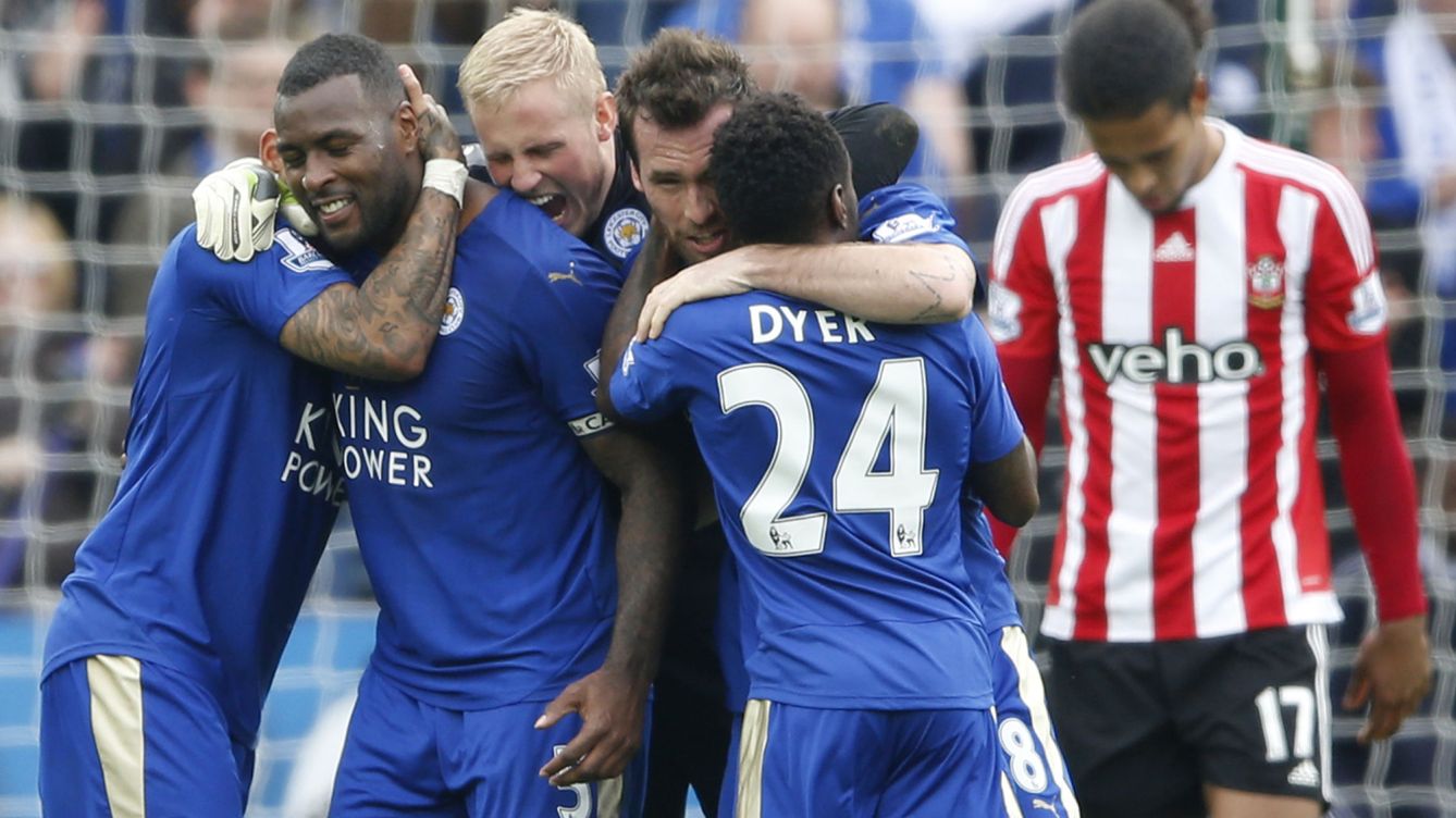 Foto: Los jugadores del Leicester celebran con Morgan (Reuters / Carl Recine).
