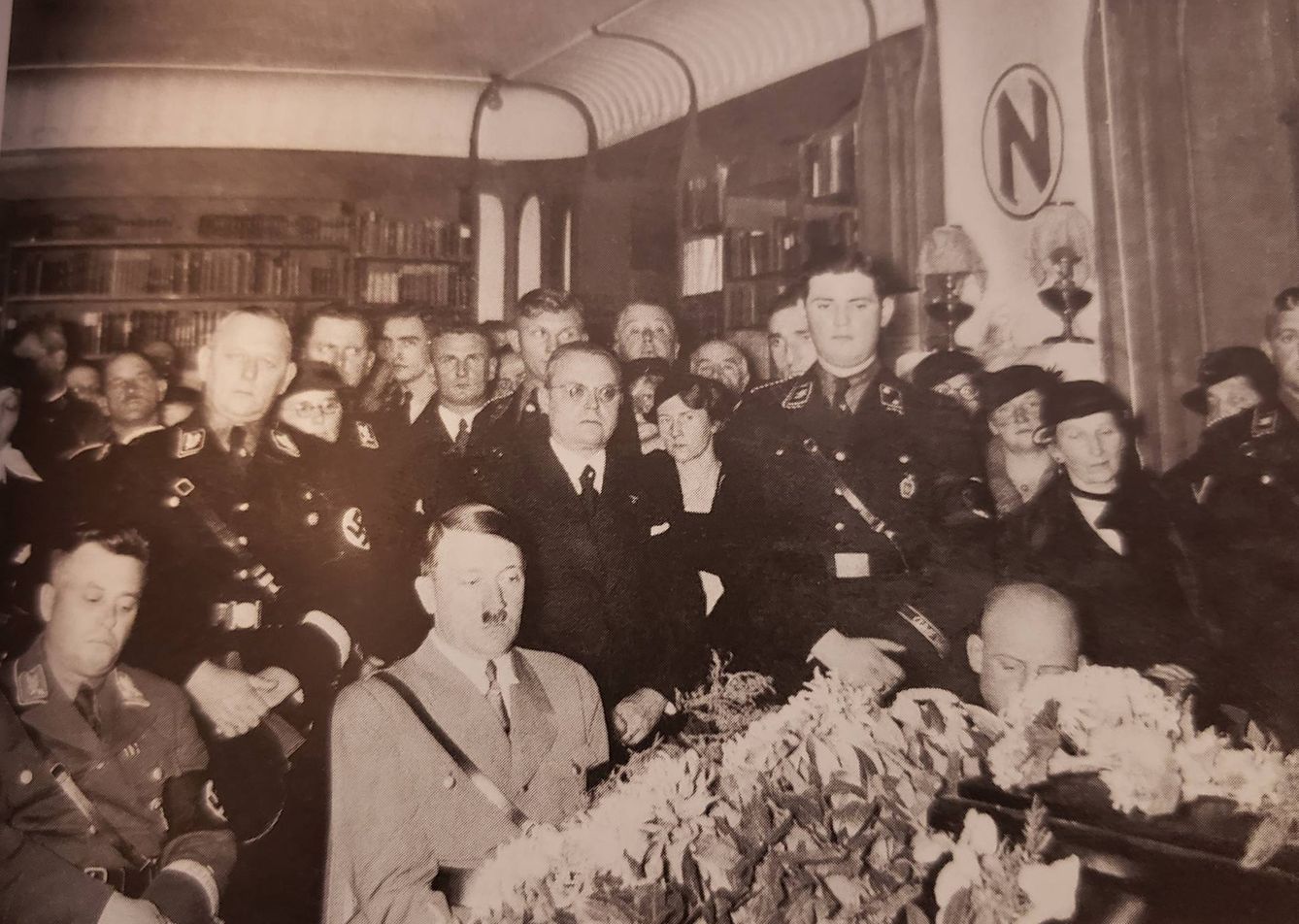 Adolf Hitler en el funeral de Elisabeth Förster-Nietzsche en 1935.