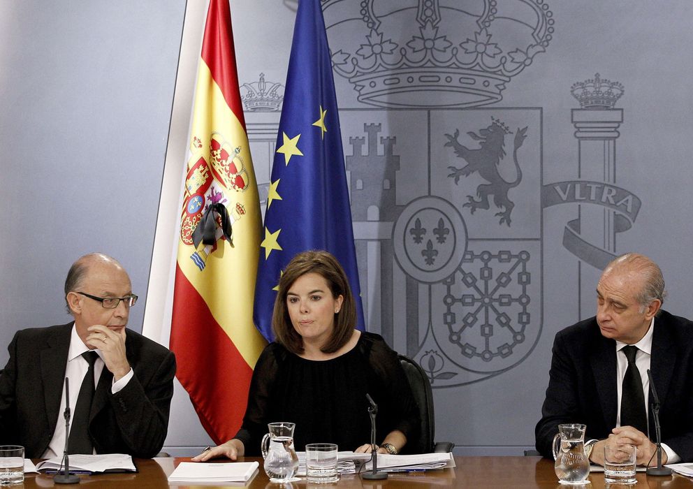 Foto: La vicepresidenta del Gobierno, Sáenz de Santamaría y el ministro de Hacienda, Cristóbal Montoro. (EFE)