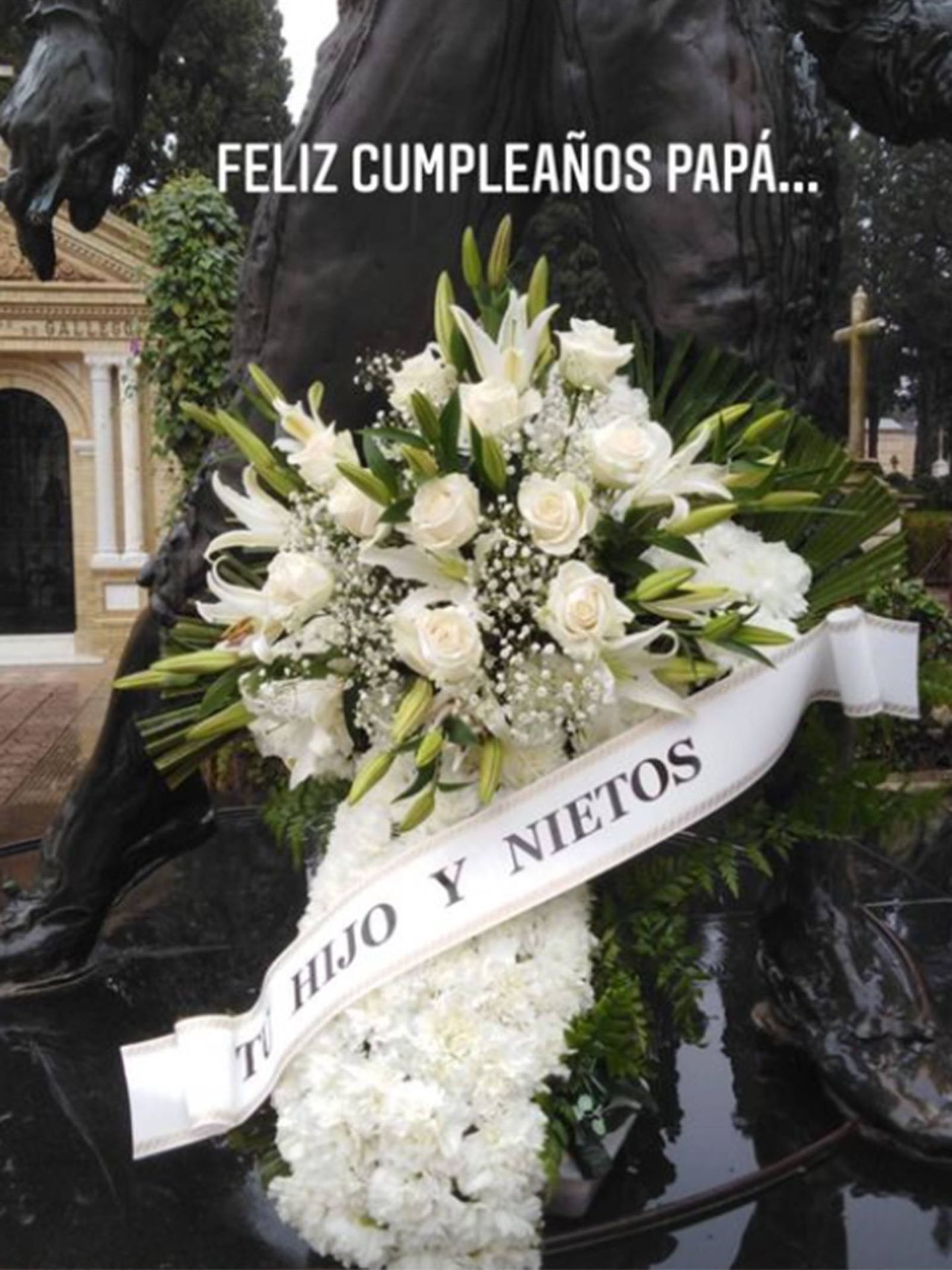 La corona de flores que Kiko Rivera ha enviado a la tumba de su padre. (Instagram riverakiko) 