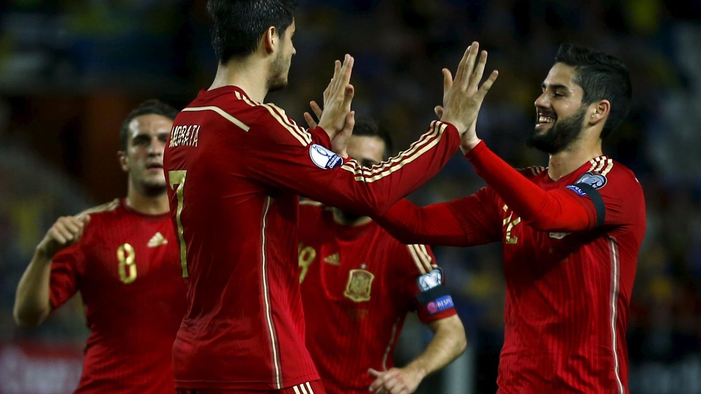 Isco celebra un gol con Morata en un partido con la selección española. (REUTERS)