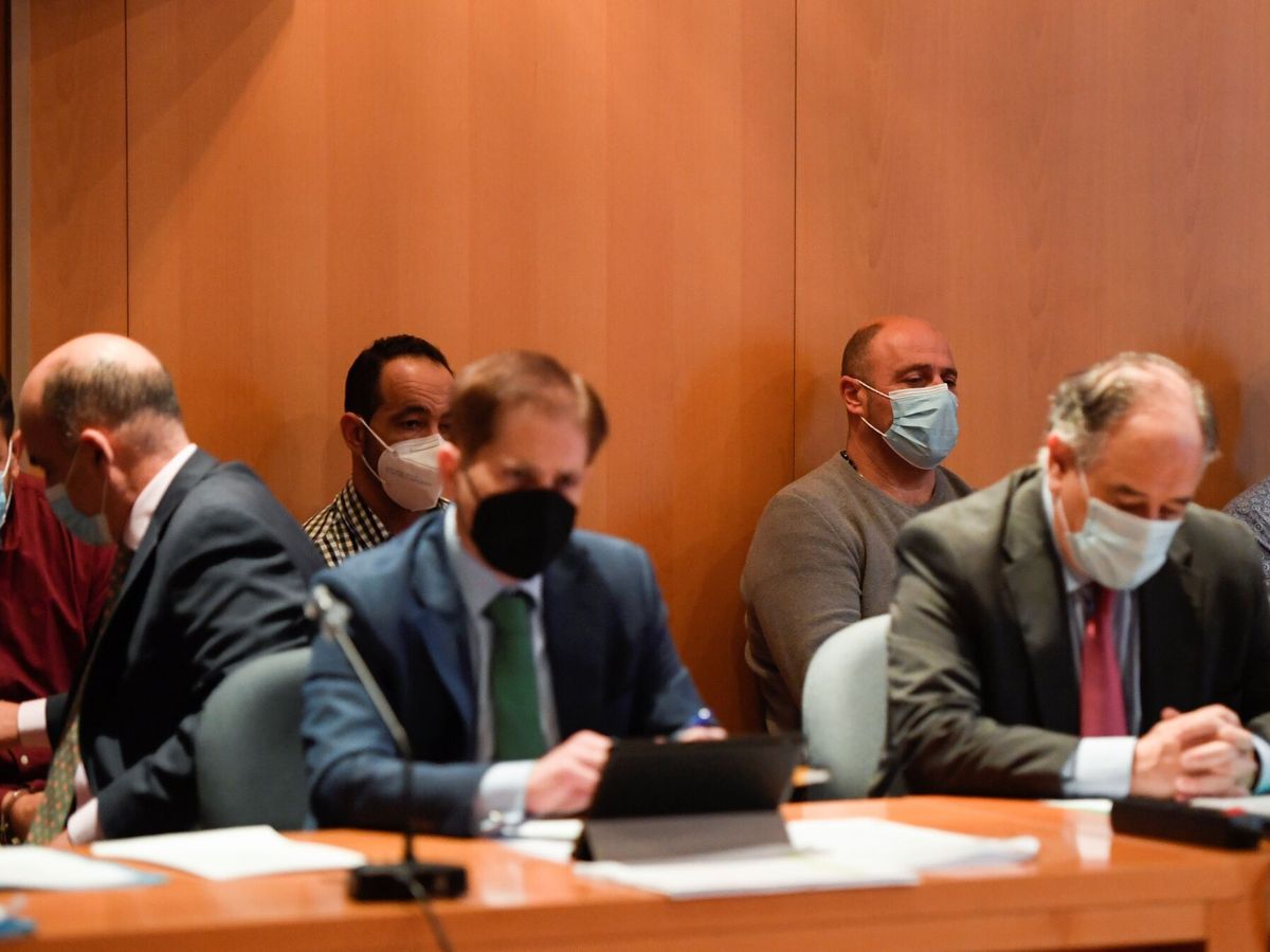 Foto: Los cuatro acusados, detrás de sus abogados. (EFE/Eloy Alonso)