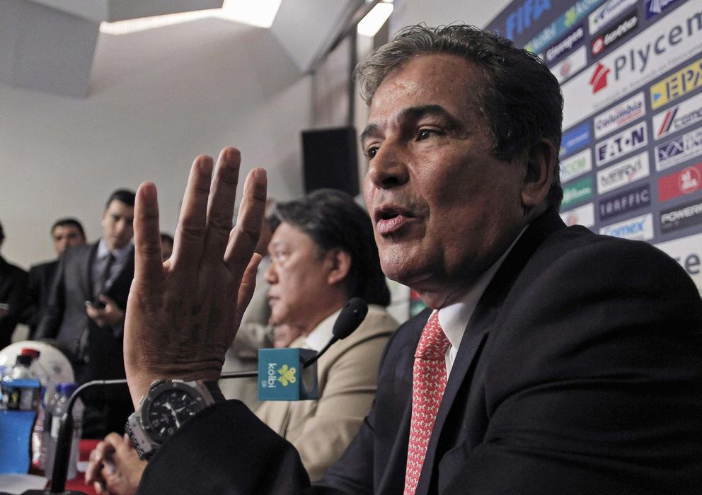 Foto: Jorge Luis Pinto, durante la rueda de prensa en la que anunció su renuncia al cargo de seleccionador (Reuters) 