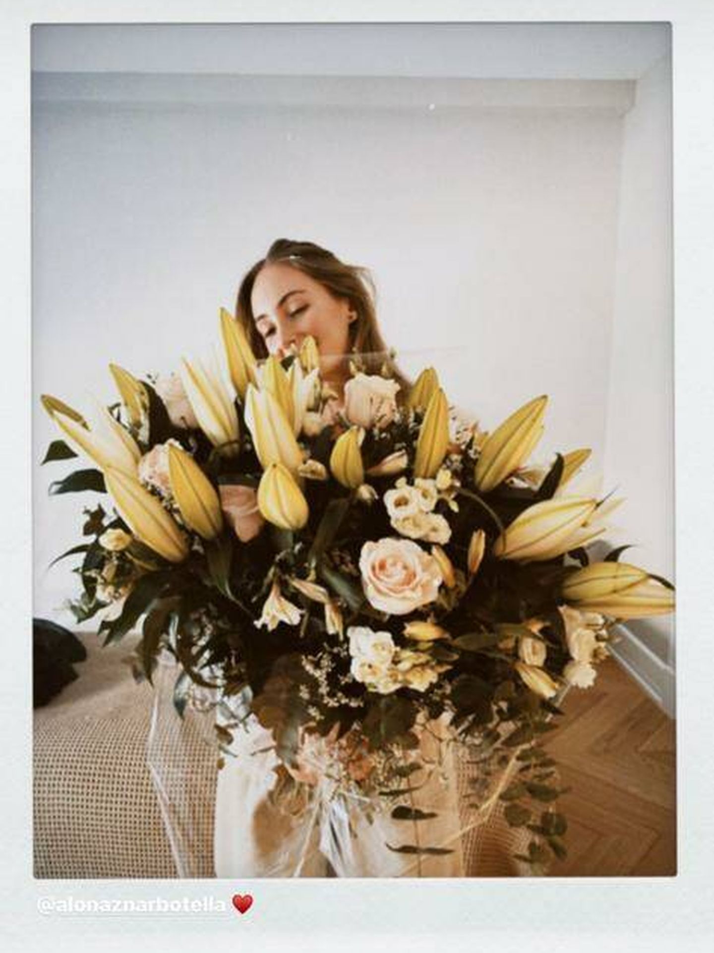 Renata Collado posa con el ramo de flores regalo de Alonso Aznar. (Redes)