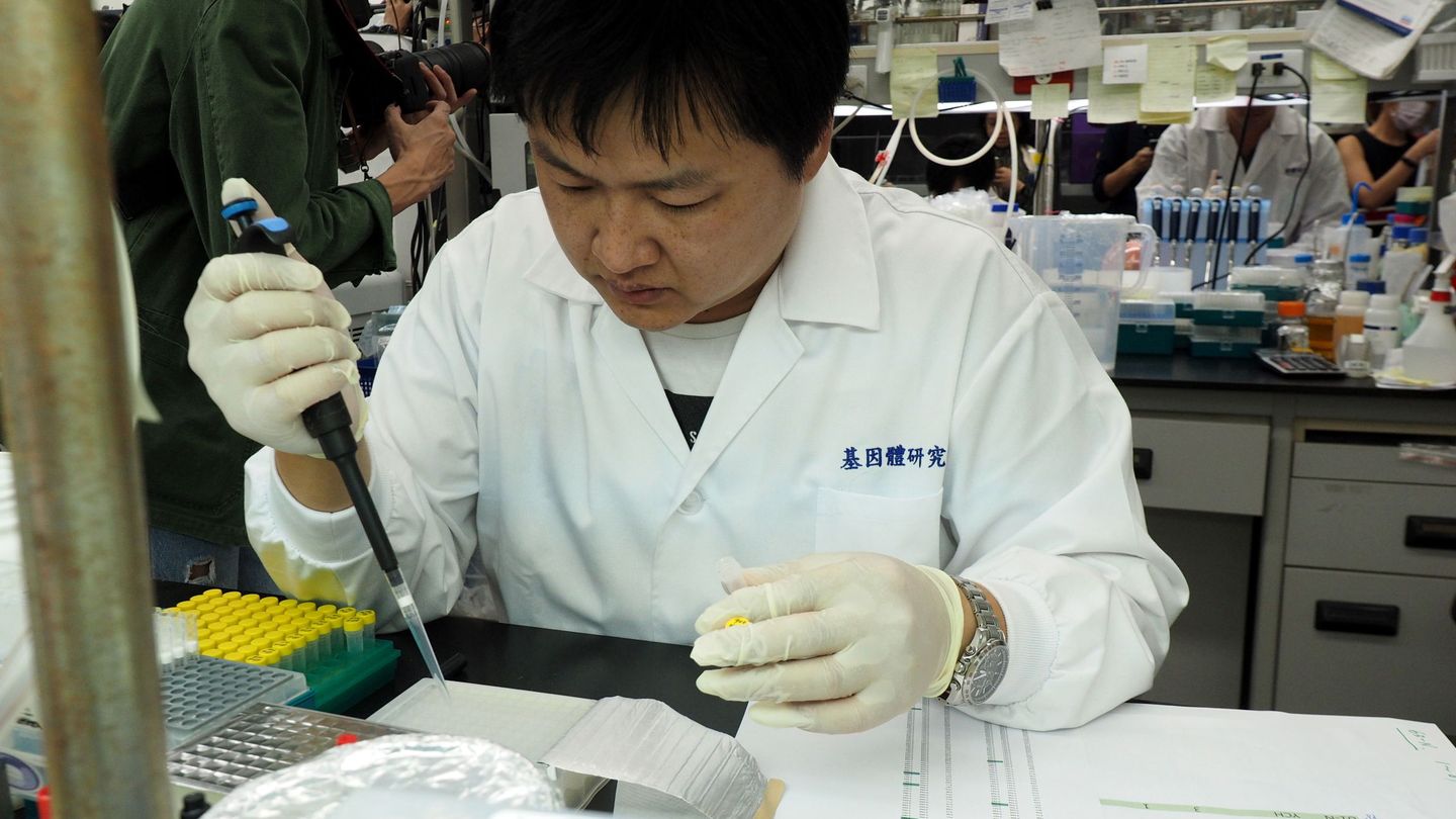 Un investigador del Genome Research Center trabaja en la búsqueda de un anticuerpo. (EFE)