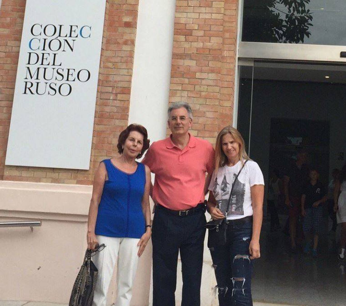 Patricia Llosa con su hijo y su nuera en Málaga