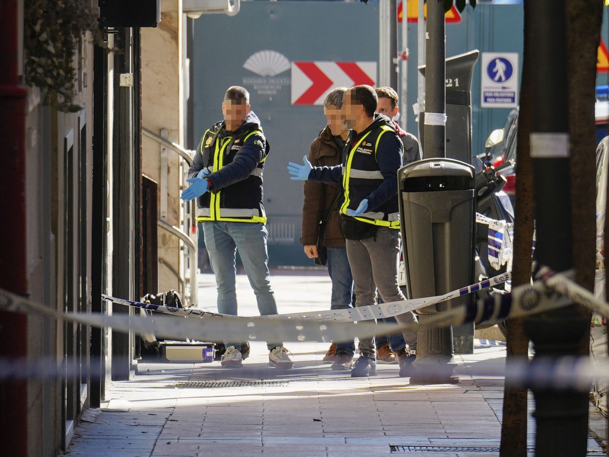 Foto: La Policía investiga el tiroteo a Vidal-Quadras. (EFE/Borja Sánchez-Trillo)