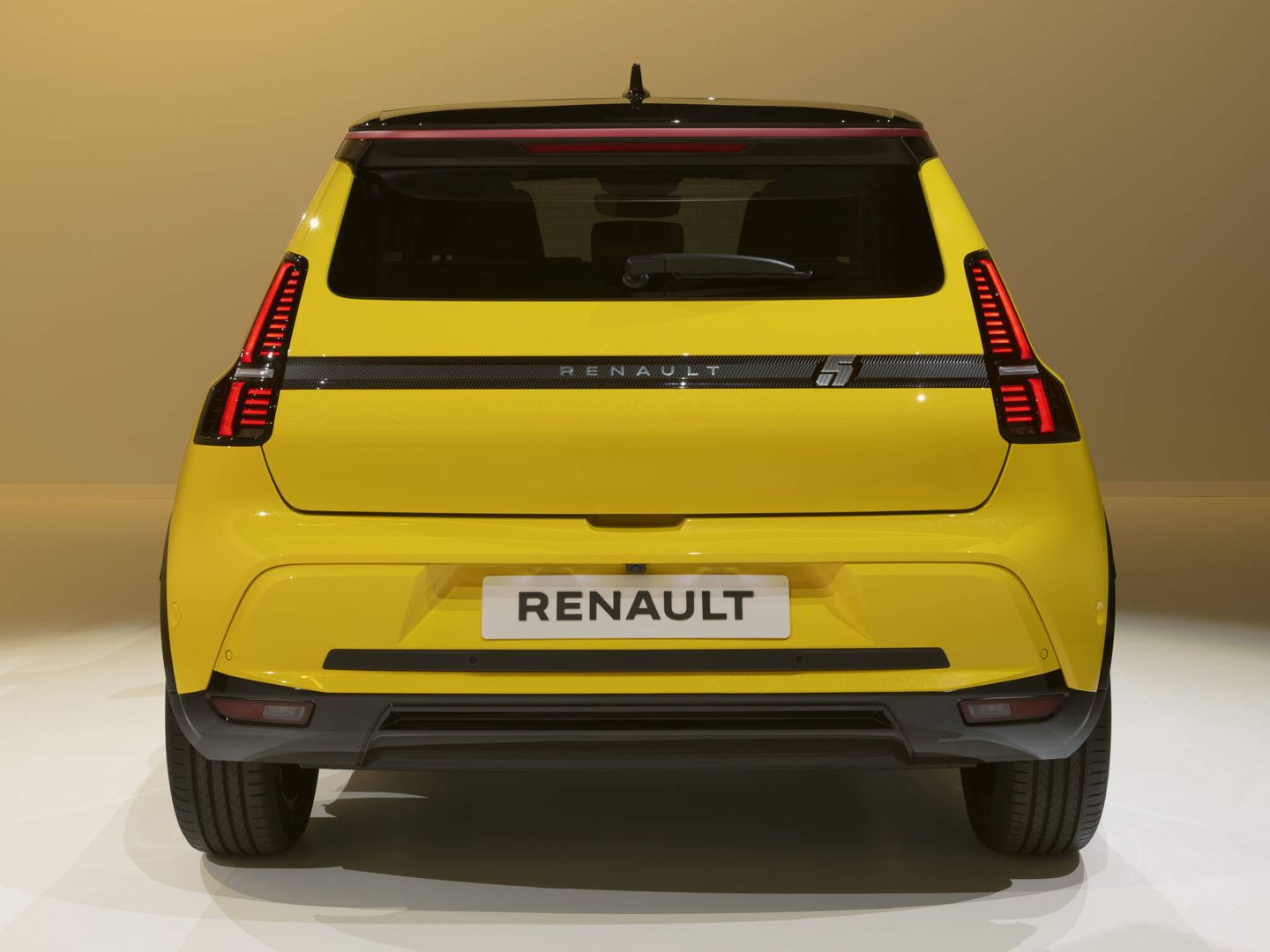 Los pilotos traseros son verticales y están unidos por una tira donde aparece 'Renault 5'.