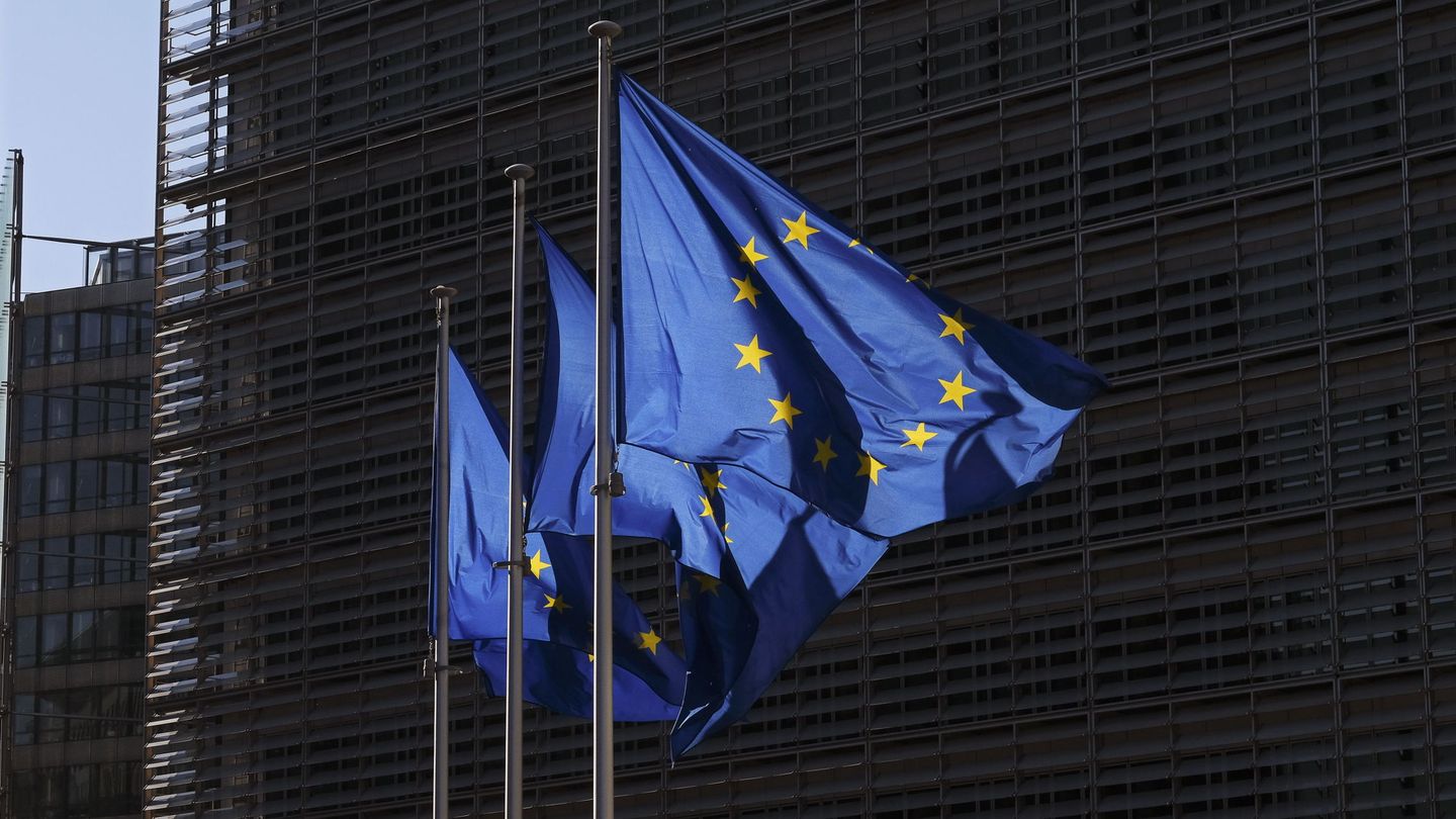Banderas europeas frente a la sede de la Comisión Europea. (EFE)