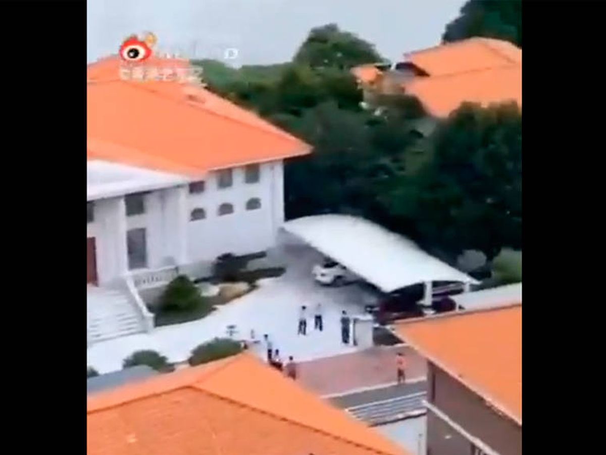 Foto: La policía china pudo detener a cinco personas en la mansión de He (Foto: Twitter)