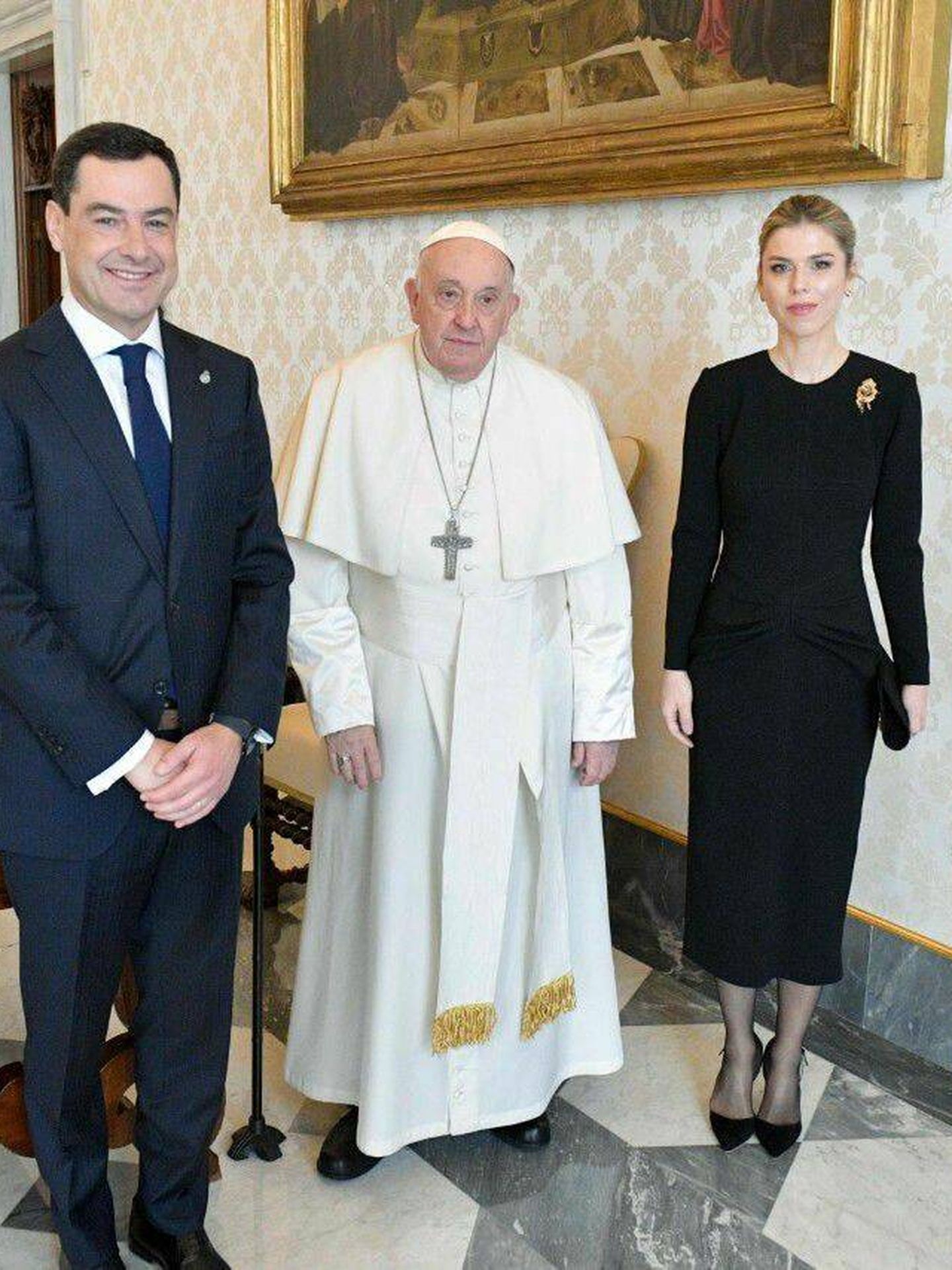 Manuela Villena y Juanma Moreno Bonilla, junto al Papa Francisco. (Cortesía El Vaticano)