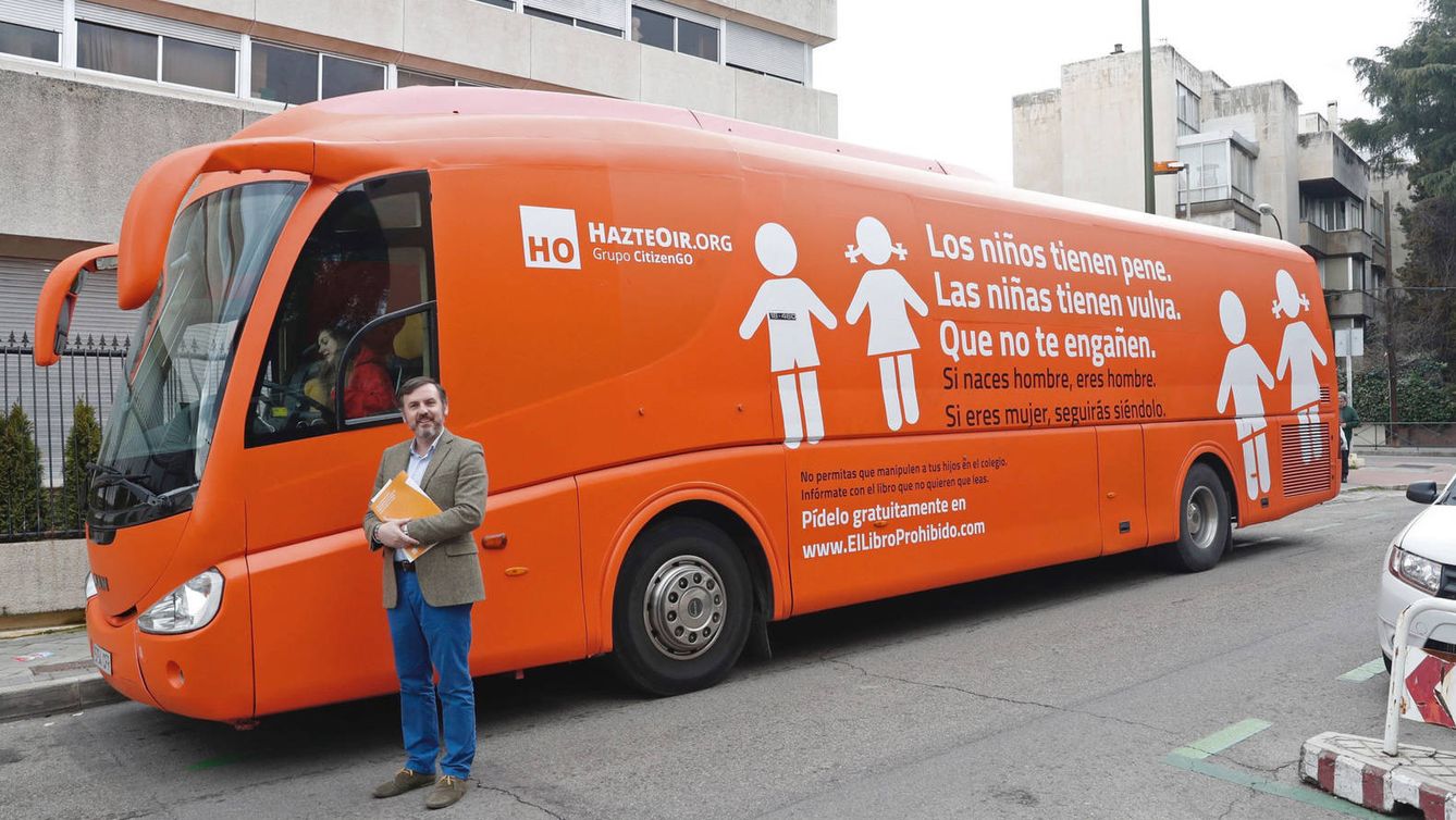 El presidente de Hazte Oír, Ignacio Arsuaga, posa junto al autobús rotulado con lemas contra los transexuales. (EFE)