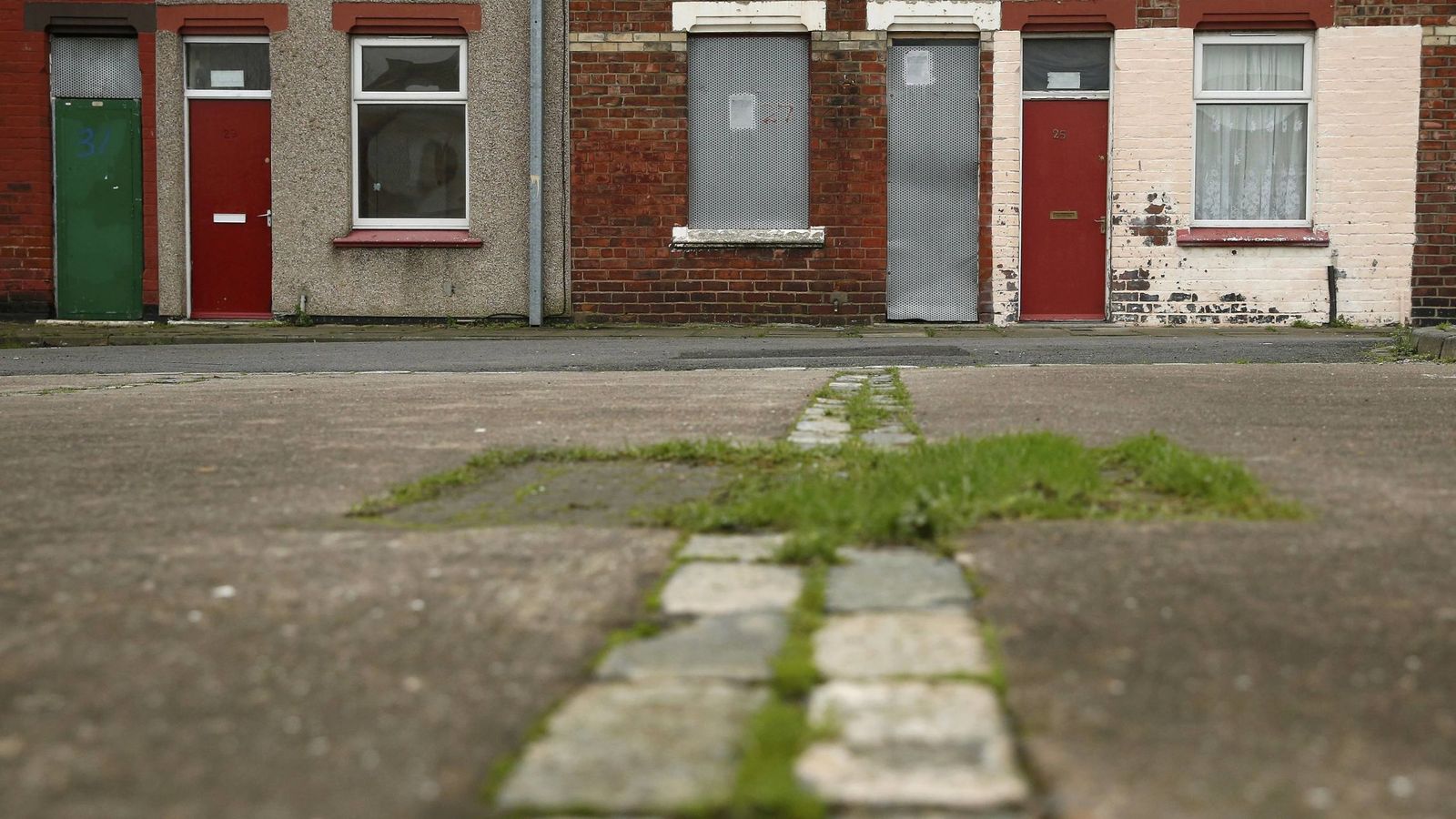 Foto: Casas con puertas rojas, asignadas a solicitantes de asilo, en Middlesbrough, Reino Unido. (Reuters)