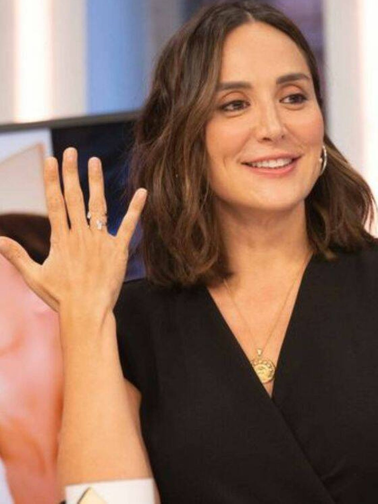  Tamara Falcó, mostrando su anillo de compromiso. ('El hormiguero'/Carlos López)