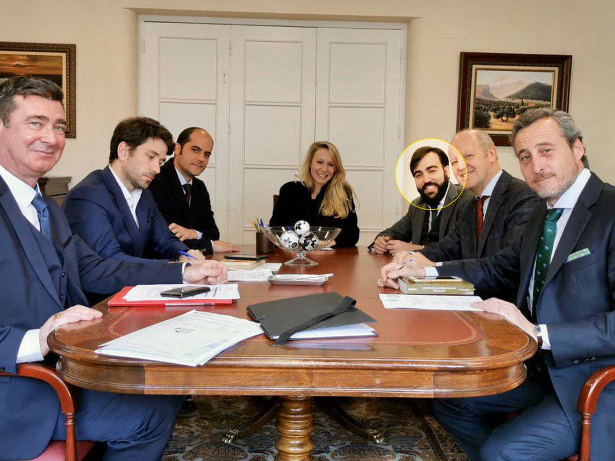 Foto:   Gabriel Ariza (segundo por la izquierda), Javier Tebas Llanas (quinto) y Kiko Méndez Monasterio (primero por la derecha), en la reunión de constitución de la delegación del ISSEP en Madrid el 29 de enero.