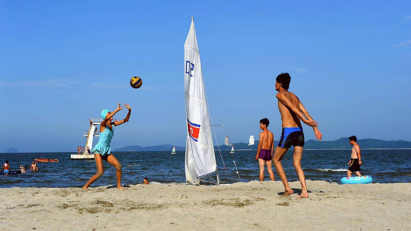 Turistas disfrutan de la playa de Wonsan, en la costa oriental de Corea del Norte. (Olaf Schuelke)