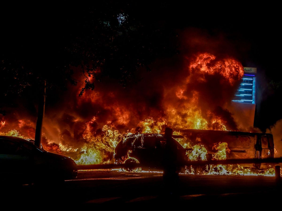 Foto: Cinco coches arden en Pozuelo (Madrid). (Europa Press/Ricardo Rubio)