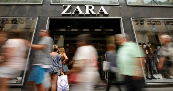 Foto: Gente caminando por delante de una tienda de Zara, propiedad de Inditex, en Barcelona (España). (Reuters)
