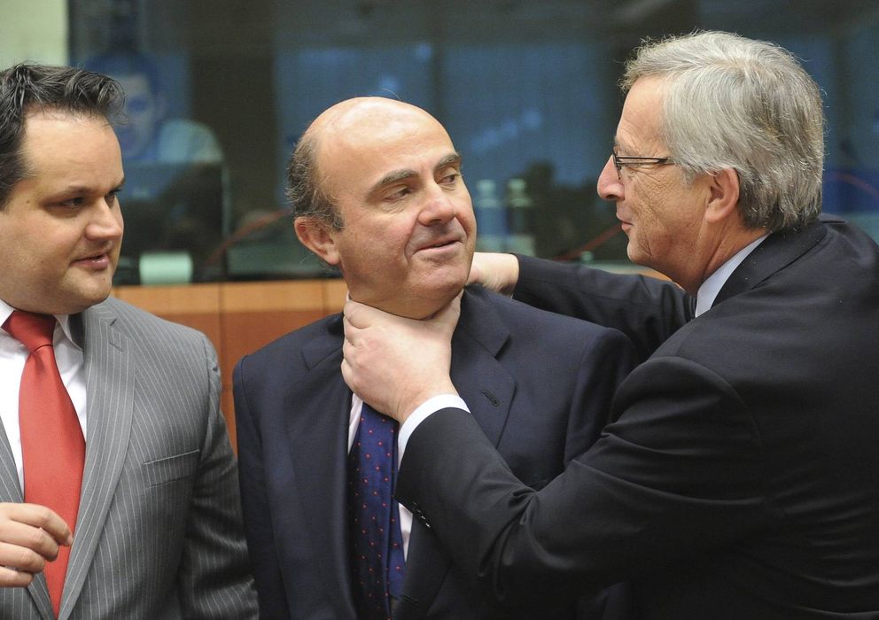 Foto: El presidente del Eurogrupo Jean-Claude Juncker (d) bromea con el ministro español de Economía, Luís de Guindos (c) ante la mirada del ministro holandés de Finanzas Jan Kees (i) (Efe)