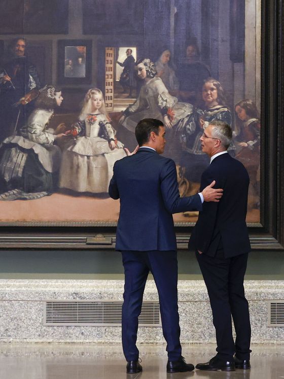 Pedro Sánchez y el secretario general de la OTAN, Jens Stoltenberg, frente a 'Las meninas' de Velázquez. (EFE/Martín)