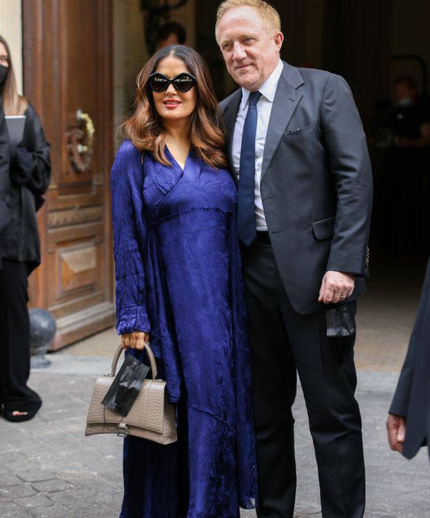Foto: Salma Hayek y su marido asistieron al desfile de alta costura de Balenciaga. (Getty)