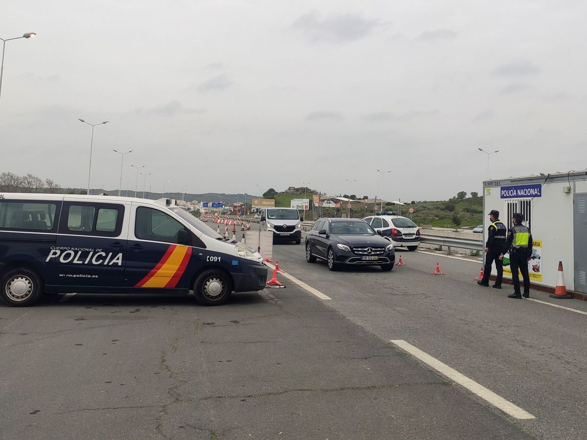 Foto: Control policial en la frontera hispanolusa de Vila Real de Santo Antonio y Ayamonte. (EFE) 