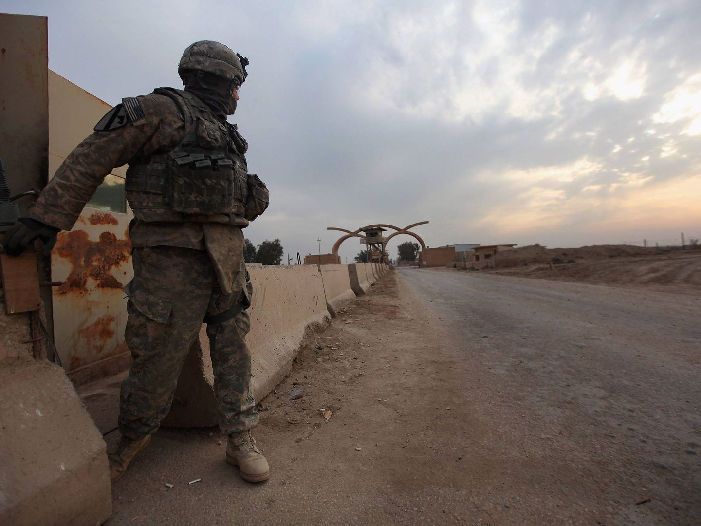 Un soldado estadounidense vigila el desierto cerca a la base Camp Adder (Iraq). (EFE)