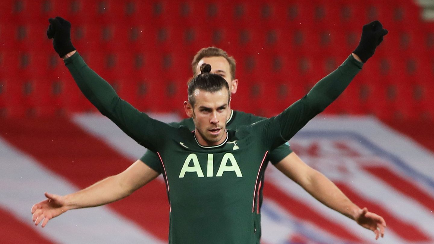 Bale celebra uno de sus tantos en la Copa Carabao. (Reuters)
