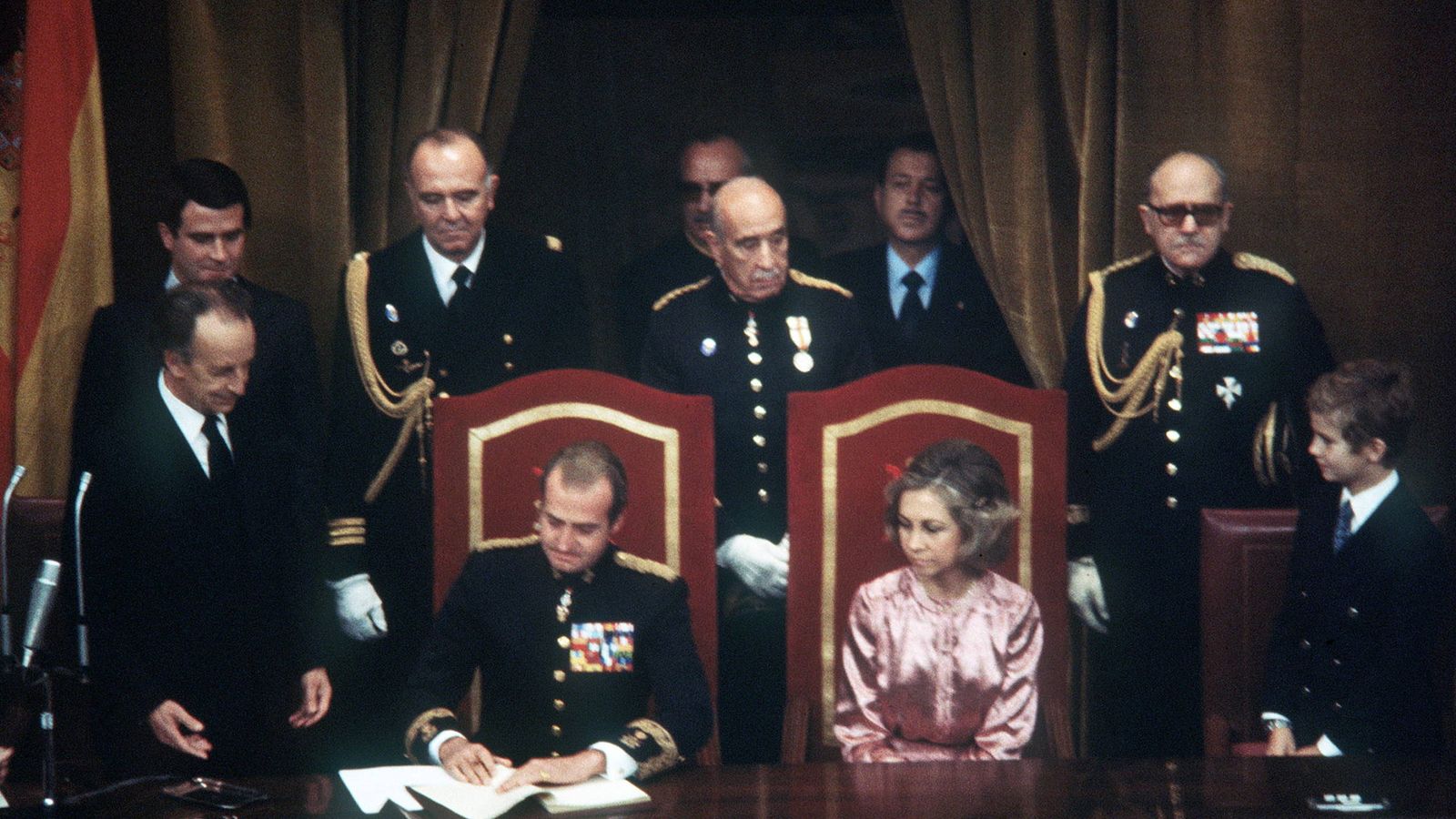 Foto: El rey Juan Carlos sanciona la Constitución de 1978. (Casa Real)