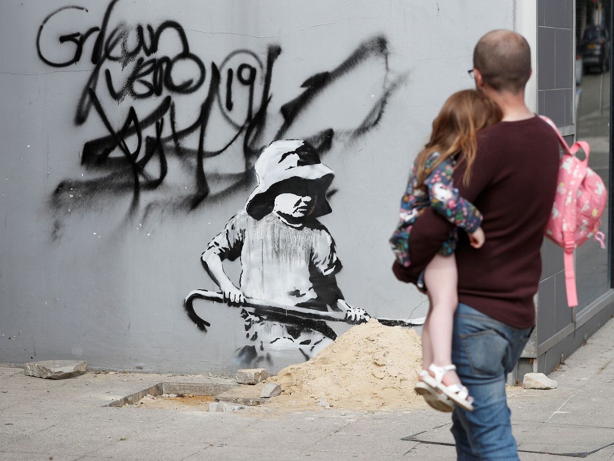 Foto: La obra de Banksy en el muro de una tienda, antes de ser retirada en Lowestoft (Reuters/Peter Nicholls)