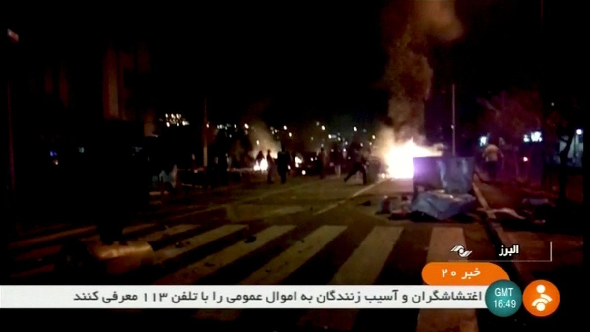 Los muertos en las protestas en Irán suben a 20 en medio de ataques a comisarías 