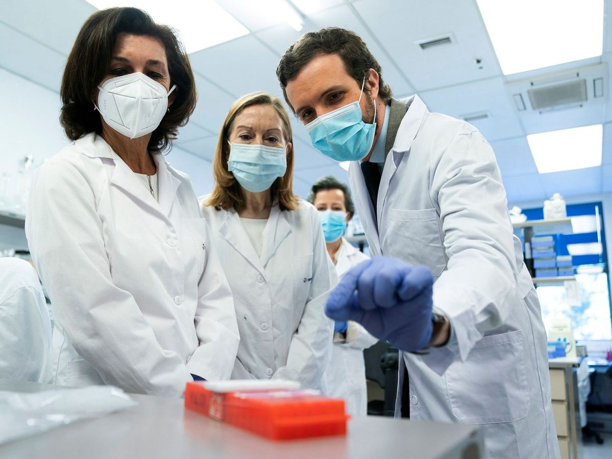 Foto: Pablo Casado y Ana Pastor en un laboratorio biotecnológico esta semana en Madrid. (EFE)
