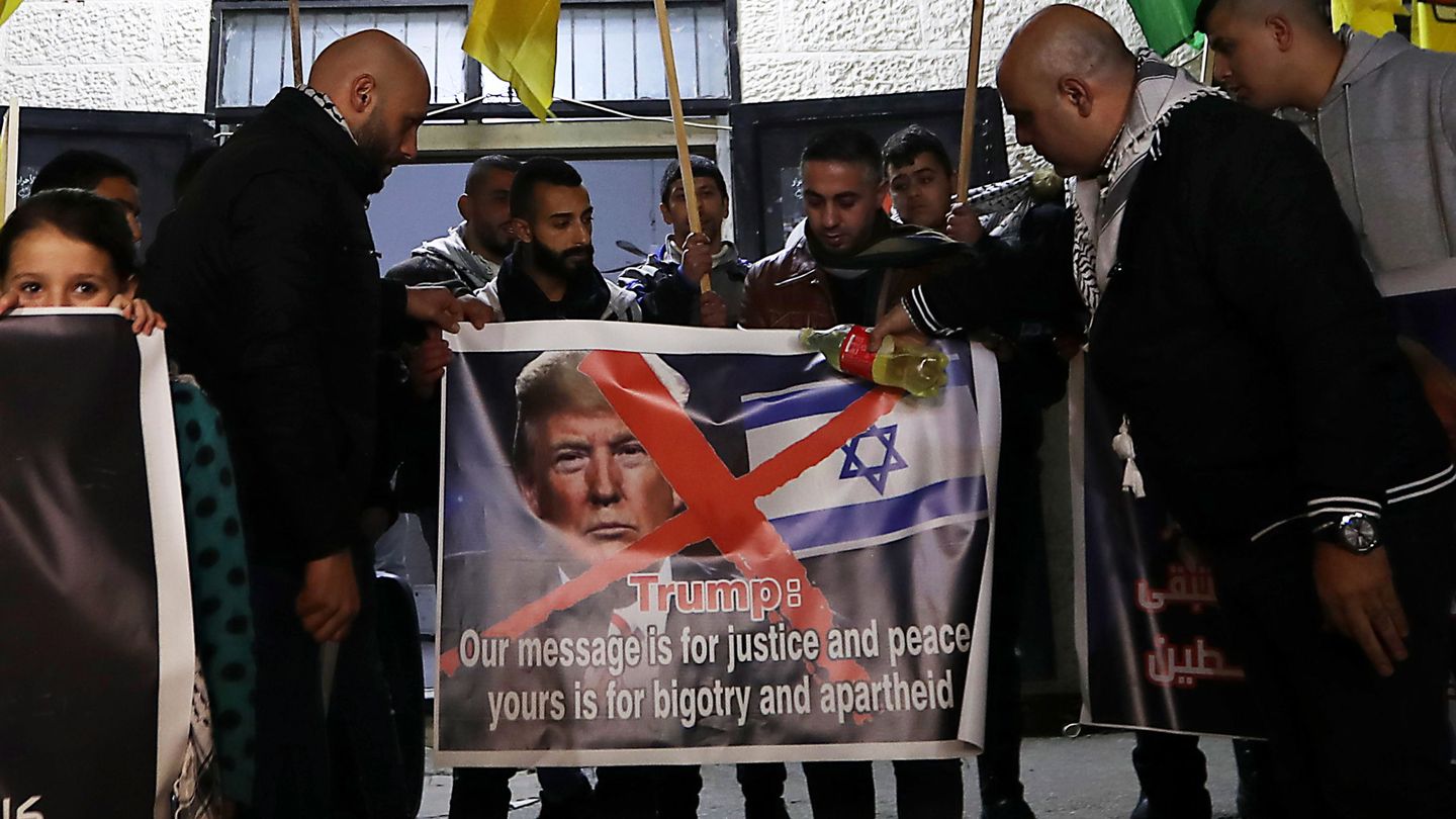 Una protesta en Hebrón (Palestina) contra el plan de paz que presentará Donald Trump y sobre el que no se ha consultado por el momento a las autoridades palestinas. (Reuters)