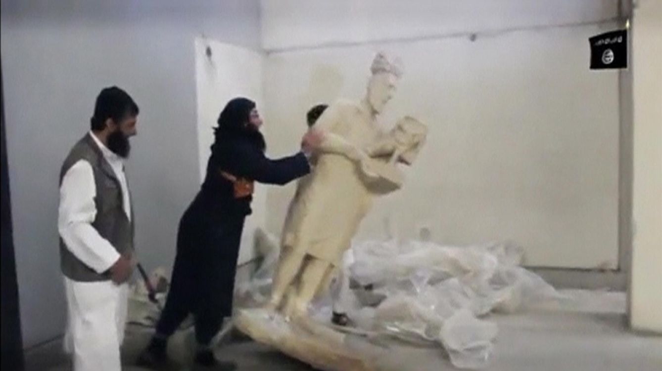 Foto: Un hombre derriba una estatua en el Museo de la Civilización de Mosul (Reuters)