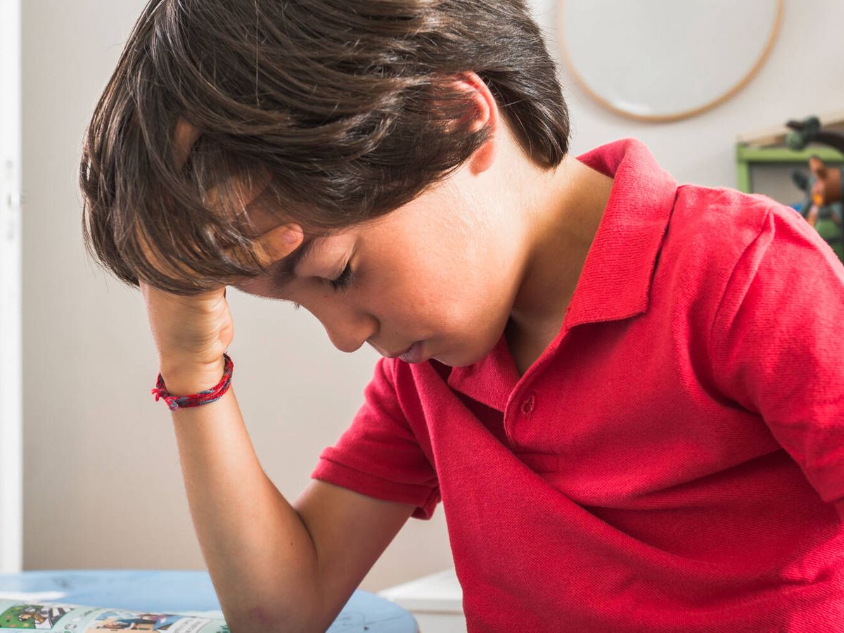 Foto: Por qué es tan común entre los niños que les duela la cabeza: estos 5 hábitos diarios no ayudan (Freepik)