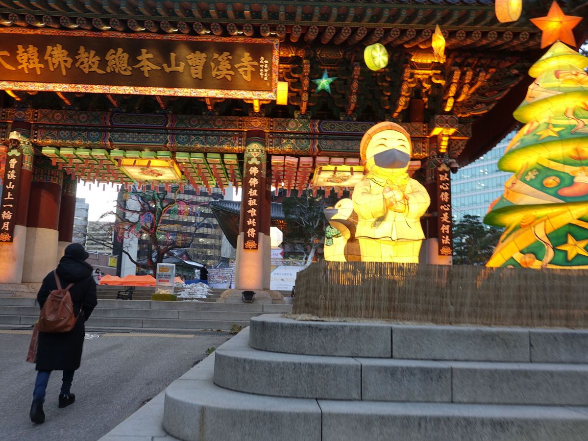 Foto: Decoración navideña frente a un templo budista de Seúl. (EFE)