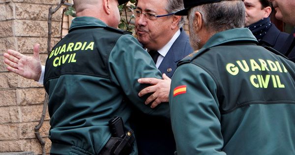 Foto: El ministro del Interior, Juan Ignacio Zoido, a su llegada al Cuartel de la Guardia Civil de Alcañiz, donde se reunió con las familias de los dos guardias civiles asesinados. (EFE)