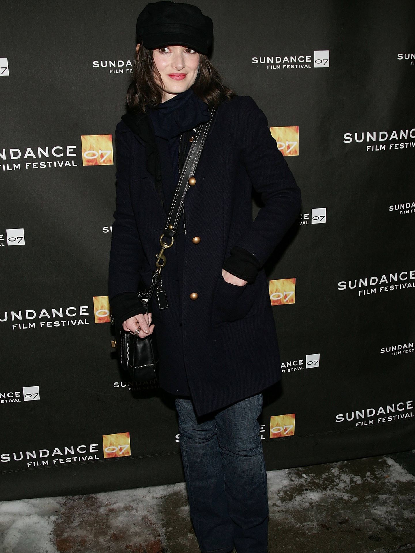 La actriz Winona Ryder luciendo un look desenfadado en el Sundance Film Festival (Foto de Evan Agostini/Getty Images).